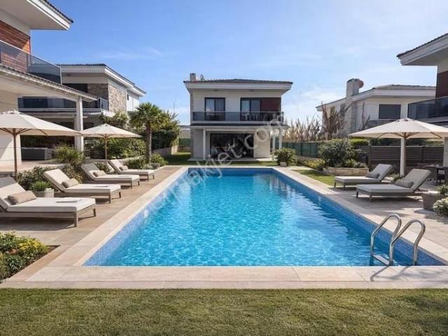 Alya Garimenkul Alaçatıda Havuzlu Site İçinde Müstakil Villa 3+1