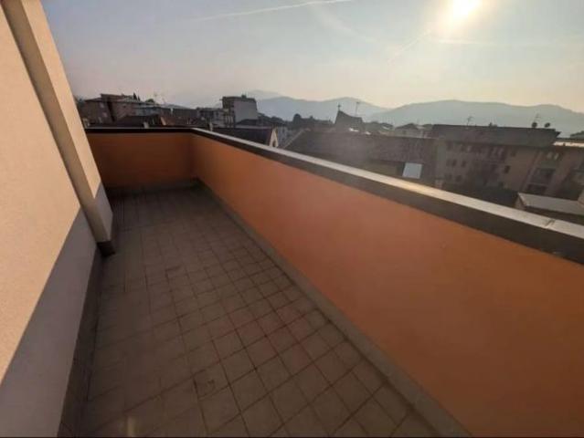 Alzano Lombardo trilocale con balcone e box auto