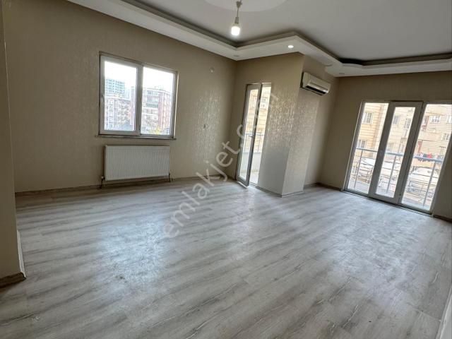 Çam Emlak`tan Satılık 3.5+1 Daire`miz Kat:3 Ve 170 M2 Kare Yeni Sahibini Bekliyor