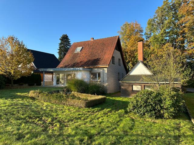 Am Feldrand auf einem ca. 1.000 m² großen Grundstück steht dieses Einfamilienhaus.