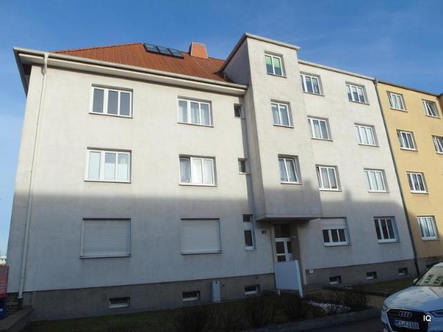 Am Mitte März: 2,5 Zimmer Wohnung im Hochparterre mit Einbauküche, Laminatboden & Badewanne