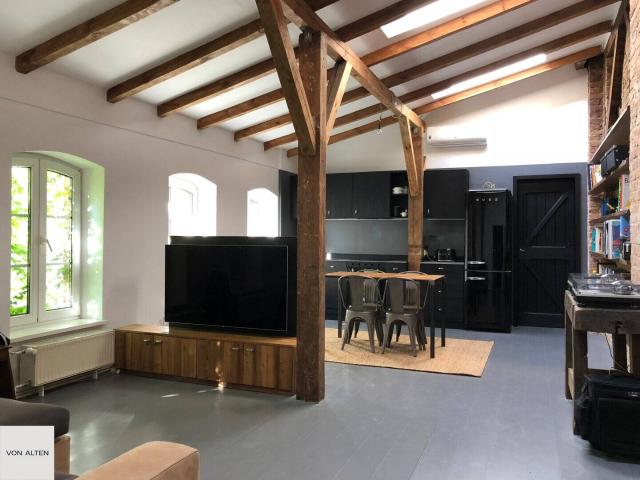 Am Planufer | Ruhig gelegene, loftartige Dachgeschosswohnung mit Backsteinmauer und Balkendecke