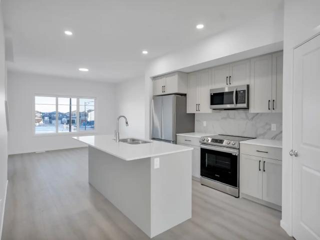 AMAZING, BRIGHT 3 BEDROOM