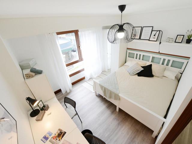 Amazing double bedroom near Basarrate Metro