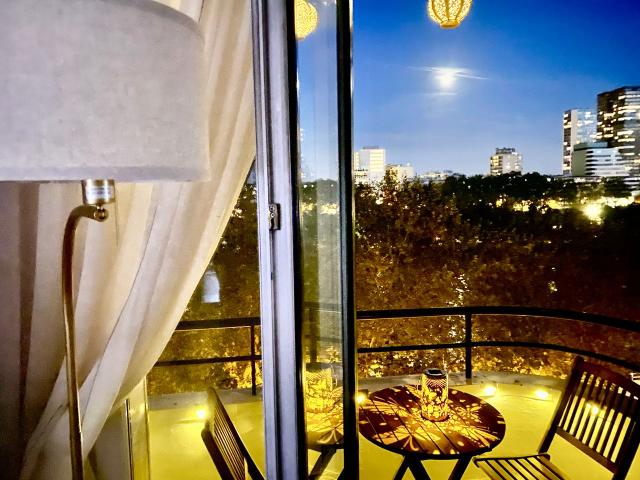 Amazing Full Eiffel View on Seine, Paris Amsterdam Apartments for Rent