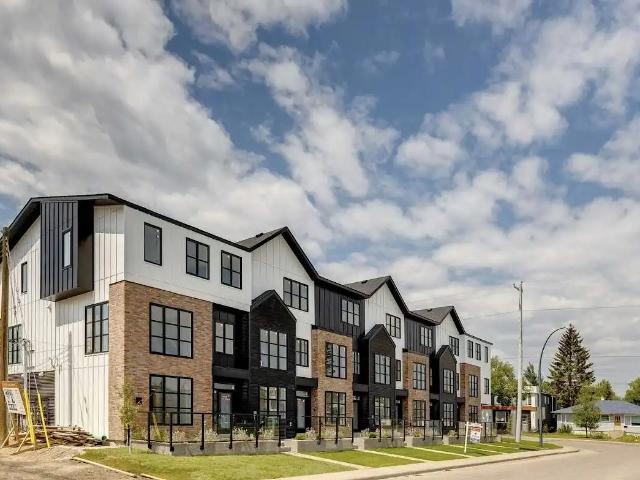 AMAZING LIKE NEW INNER CITY TOWNHOME
