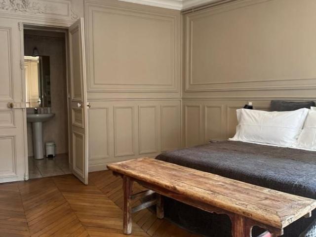 Amazing, lovPanoramic View St Germain des Présely suite in the heart of town