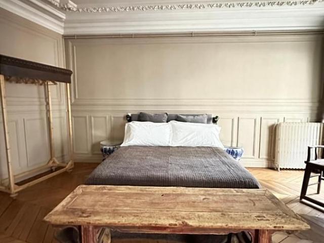 Amazing, lovPanoramic View St Germain des Présely suite in the heart of town, Paris Amsterdam Apartments for Rent