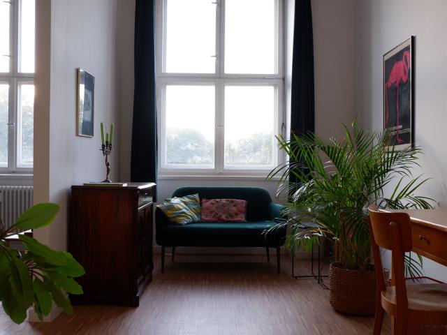Pleasent bright and fully furnished 2.5 room apartment with large balcony in Friedrichshain