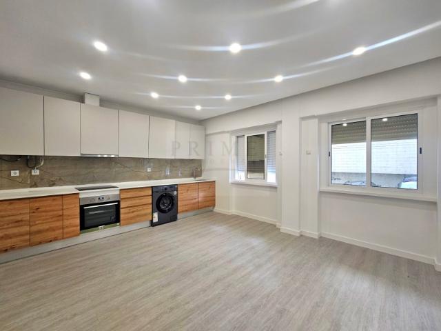 REBOLEIRA / DAMAIA DE CIMA APARTAMENTO T2 TOTALMENTE REMODELADO