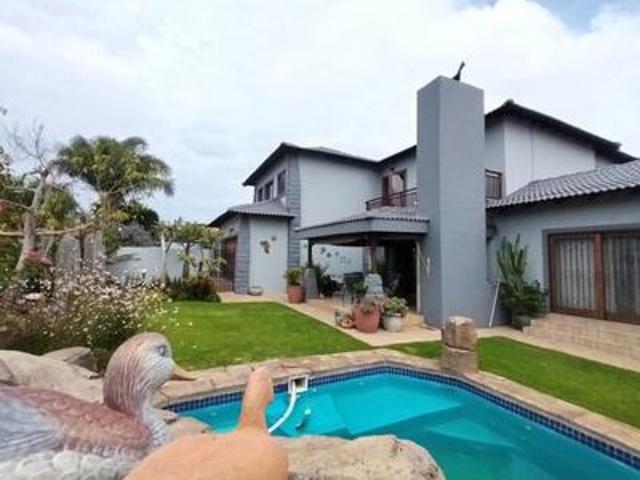 amberfield manor – spacious 4‑bedroo.