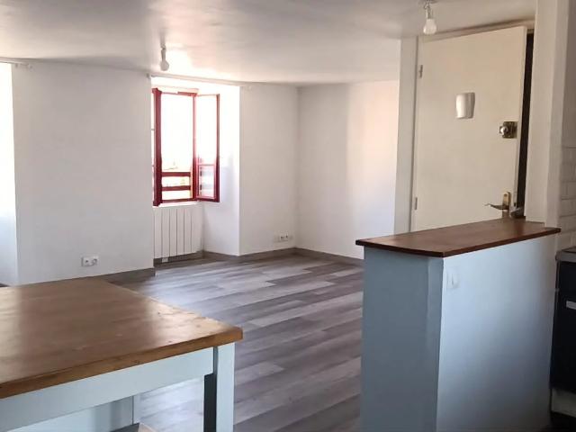 AMBON APPARTEMENT 2 CHAMBRES SUR LA PLACE DU VILLAGE