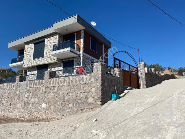 Çamlıca Mahallesi satılık Villa 4+1 162m Müstakil 2 Katlı Villa 330 M2 Arsa İçerinde