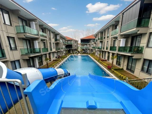 Çamlık Sitesinde Kombi Petek Cam Balkonlu 2+1 Güney Cephe Satılık