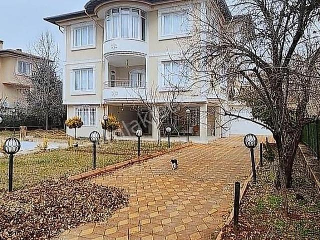 Çamlarkent'te Satılık 5+2 Bakımlı Villa