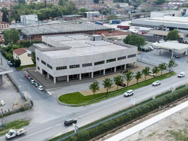 Ampi spazi commerciali e direzionali