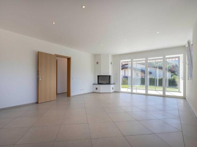 AMPIA VILLA 5.5 CON GIARDINO E VISTA LAGO IN COLLINA D'ORO