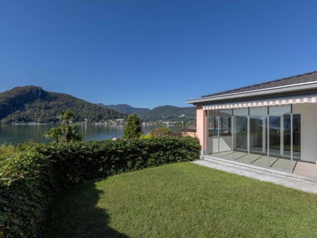 AMPIA VILLA 5.5 CON GIARDINO E VISTA LAGO IN COLLINA D'ORO