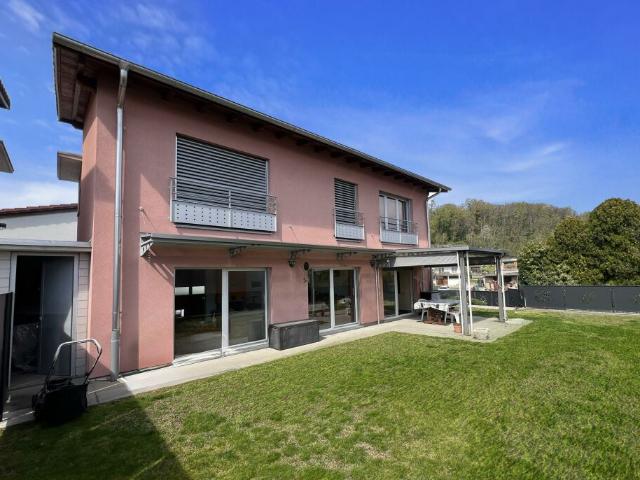 AMPIA VILLA 5.5 LOCALI CON GIARDINO PIANEGGIANTE A BESAZIO