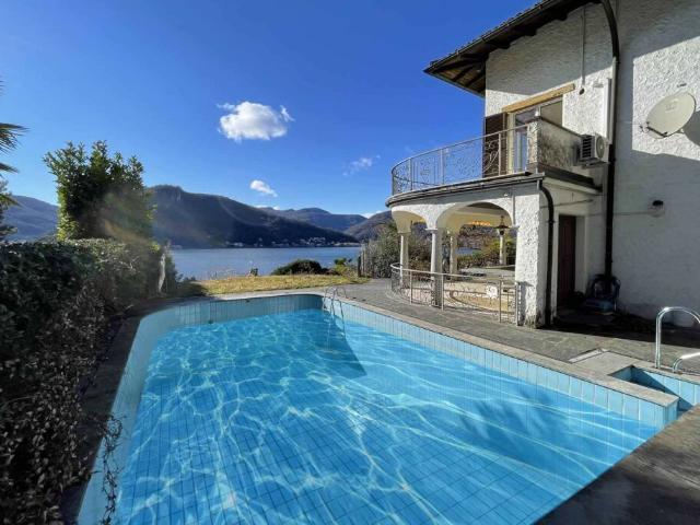 AMPIA VILLA 8.5 CON MAGNIFICA VISTA LAGO A COLLINA D'ORO