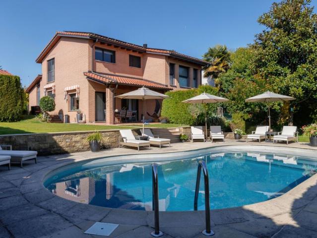 AMPIA VILLA UNIFAMILIARE DI 5.5 LOCALI CON PISCINA A STABIO