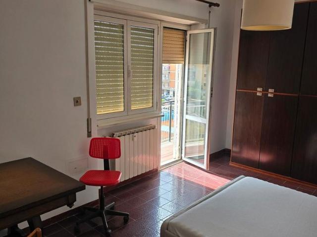 Ampia camera con balcone
