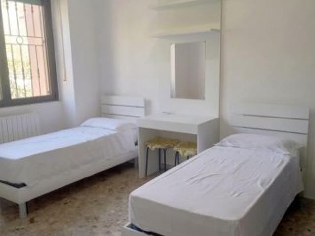 Ampia camera a Verona da settembre solo donne