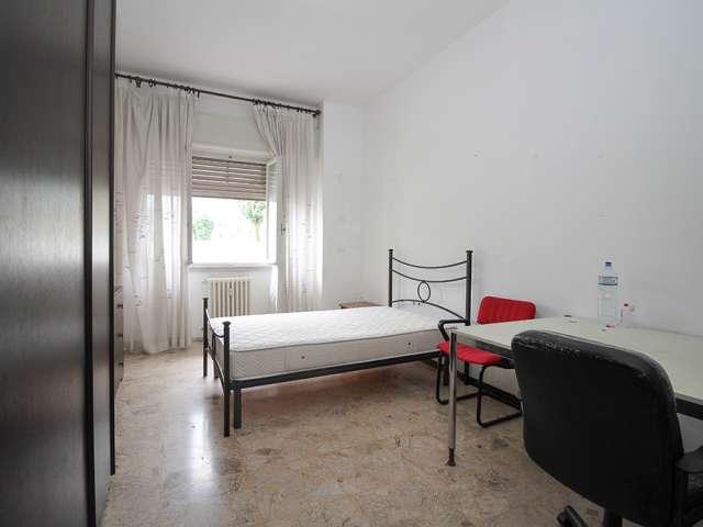 Ampia camera in appartamento con 5 camere da letto a Stadera, Milano
