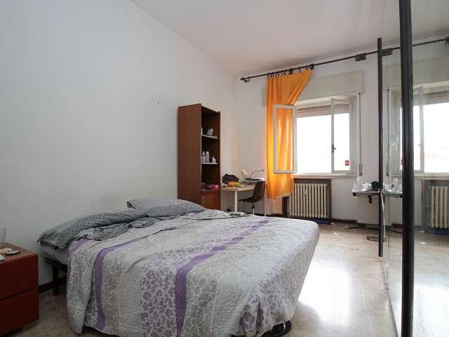 Ampia camera in appartamento con 5 camere da letto a Stadera, Milano