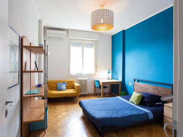 Ampia camera in appartamento con 3 camere da letto a San Siro, Milano