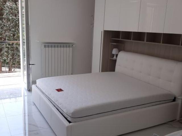 Ampia camera per ragazza uso singolo con letto matrimoniale
