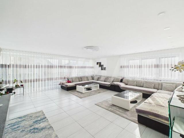 Ampia casa bifamiliare completamente rinnovata con grande spazio esterno