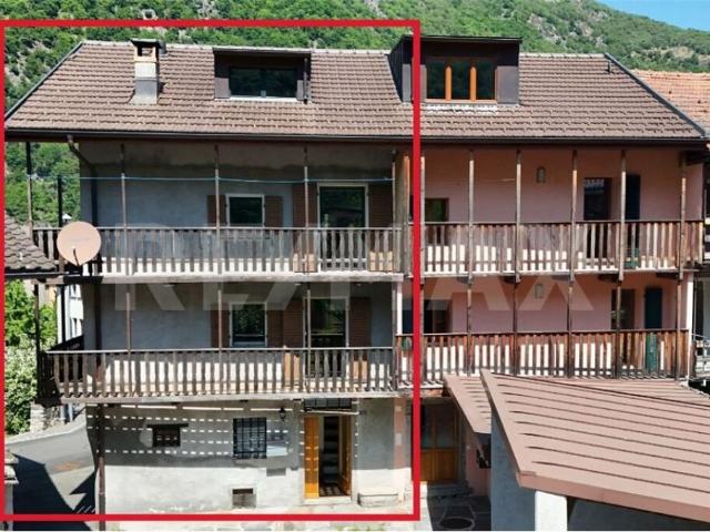 Ampia casa con balconi panoramici e posto auto coperto