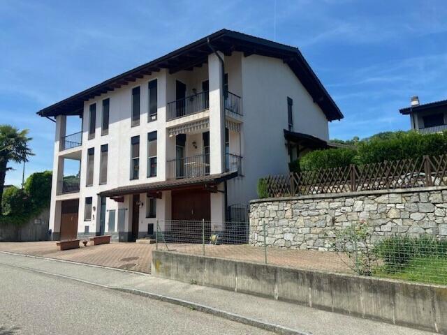 AMPIA CASA GEMELLA DI 7 LOCALI CON GIARDINO A LIGORNETTO