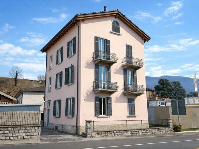 Ampia casa plurifamiliare con autorimessa a Balerna