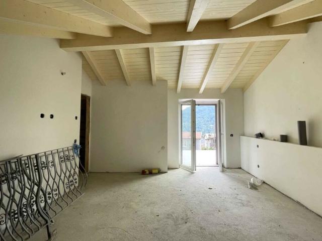 AMPIA CASA 6.5 LOCALI INTERAMENTE RISTRUTTURATA A MIGLIEGLIA
