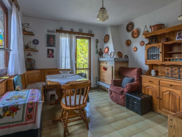 AMPIA E CARATTERISTICA CASCINA CON VISTA APERTA AD ARBEDO