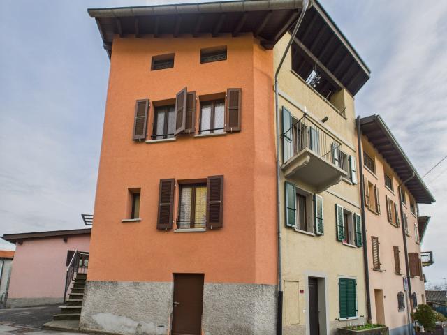 Ampia e luminosa casa a schiera indipendente di 5 locali a Novaggio