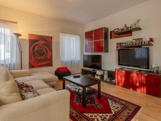 AMPIA E LUMINOSA VILLA DI 10 LOCALI A MORBIO INFERIORE
