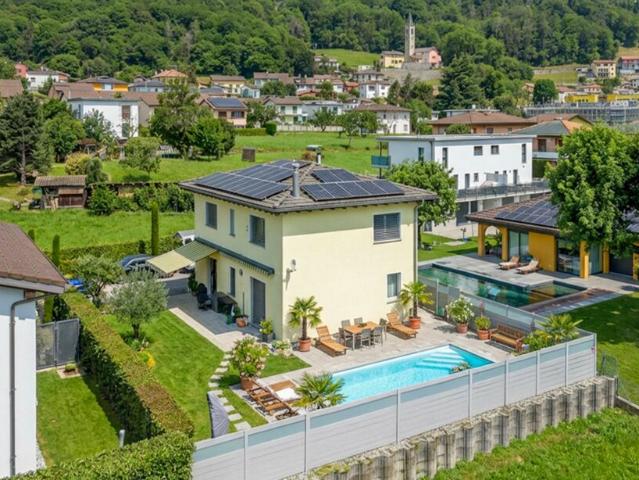 AMPIA E STUPENDA VILLA DI 5.5 LOCALI CON PISCINA A MEZZOVICO