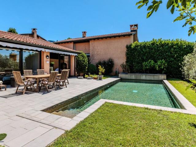 AMPIA ED ESCLUSIVA VILLA 6.5 LOCALI CON PISCINA A COMANO