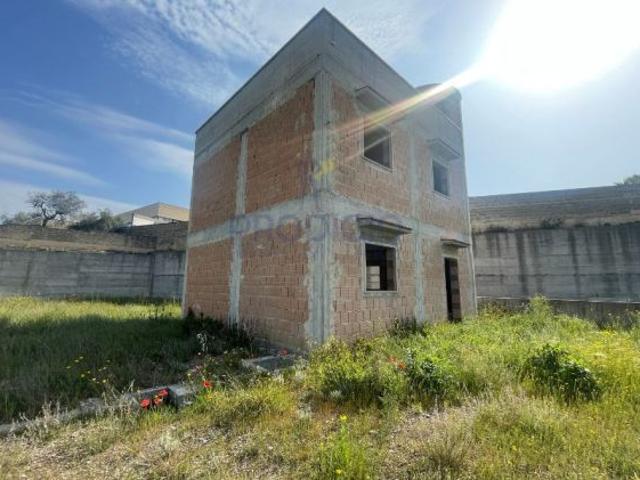 Ampia palazzina su più livelli con terreno in vendita a Bisceglie