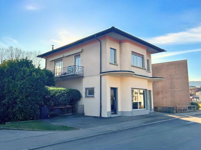 Ampia proprietà residenziale commerciale con giardino