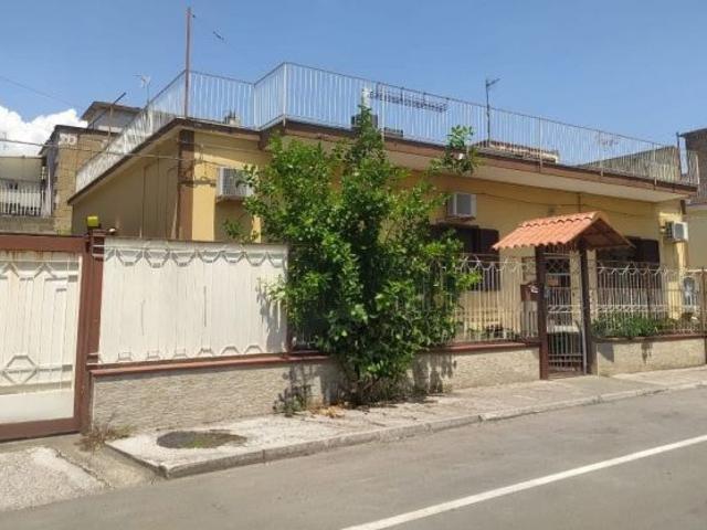 Ampia soluzione indipendente con spazi laterali sita in Via G. Pepe, Cicciano