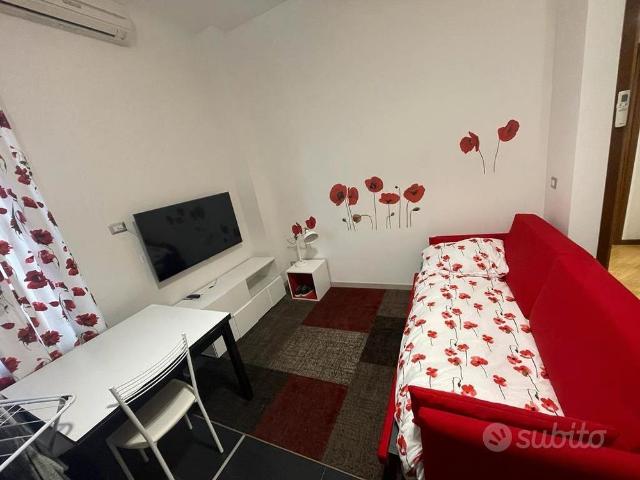 Ampia stanza con cucina a 300m dalla metropolitana