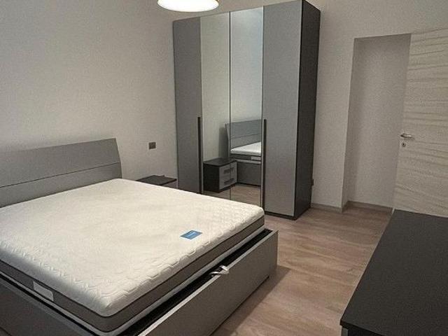 Ampia stanza con letto matrimoniale