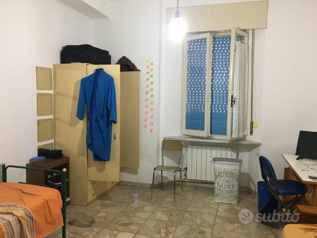 Ampia stanza in centro per studenti disponibile