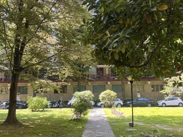 Ampia stanza matrimoniale in via Tortona, Milano