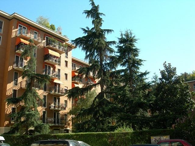 Ampio 5 locali in locazione in stabile signorile con giardino
