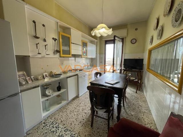 AMPIO TRILOCALE IN CENTRO PAESE